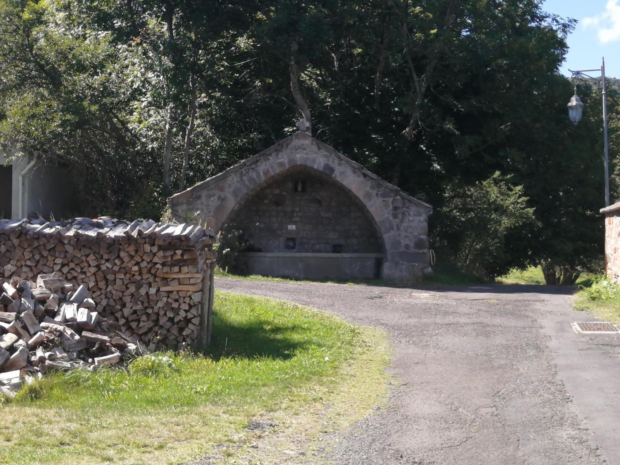 L'Auvergnate Chambon-sur-Lac Dış mekan fotoğraf